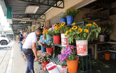 Uno de los sectores afectados por la restricción de realizar las fiestas son los proveedores de flores. En la foto el mercado de flores Zayda Letty Castillo.