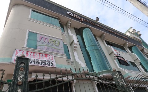 Por la crisis económica se cierran negocios y se venden edificios, como el de MEG Eventos que queda de Carchi y Vélez, en Guayaquil.