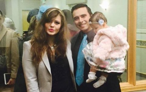 Allison junto a su esposo e hijas.