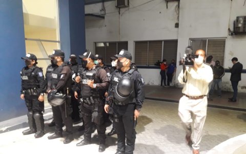 Miembros de la prensa y la Policía en las inmediaciones de la Cuartel Modelo de Guayaquil.