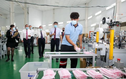 TAIPEI. El secretario de Salud de Estados Unidos, Alex Aza, visita una fábrica de mascarillas faciales en la capital de Taiwán.
