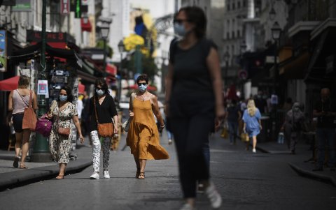 PARÍS. En la capital francesa, el uso de mascarillas se ha vuelto una obligación en lugares abiertos y públicos.