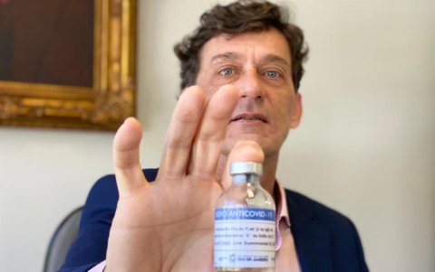 El doctor Adilson Stolet enseña un suero equino para tratar el nuevo coronavirus, causante del COVID-19.