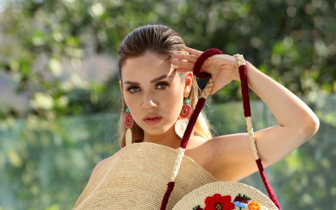 Cartera de paja toquilla con flecos.