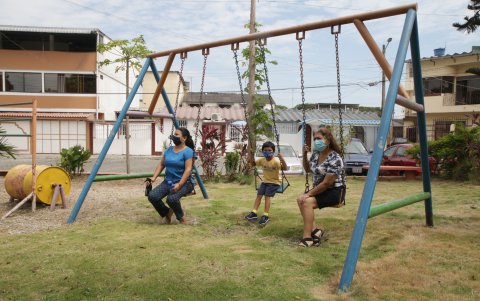 Laura Sánchez, su hijo y su vecina Gina Cartagena, resaltan la naturaleza que guarda esta área verde.

PERIODISTA : NELSON TUBAY 

FECHA : 06/08/2020 

Agencia (ag-extra)