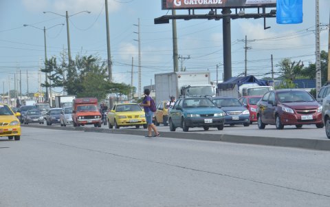 La vía. Por lo transitada que es la vía, los peatones no quieren tener que volver a cruzarla como hace años. En ese entonces, eran comunes los accidentes.