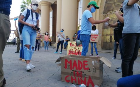 Impacto. Los participantes llevaron botellas plásticas que, aseguraron, han sido recogidas de las islas Santa Cruz e Isabela, en Galápagos.