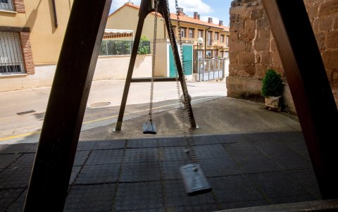 MEDRANO (LA RIOJA). Un parque vacío en esta localidad española, que vive con preocupación e incertidumbre, el brote de la COVID-19 afecta a 13 vecinos y veraneantes.