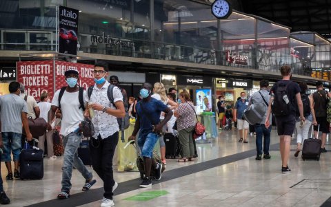 MILÁN. Pasajeros esperan abordar el metro. Italia determina que es obligatorio el uso de la mascarilla en todo momento.