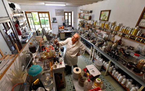 Para elaborar el perfume de la Luna, el aromista explotó pólvora negra en sus ollas de cocina y luego tomó parte del metal que se había quemado.