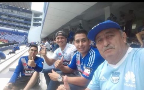 Galo Espinoza (d) es un camarógrafo profesional al que le gusta ir en el estadio Capwell, incluso cuando está libre.