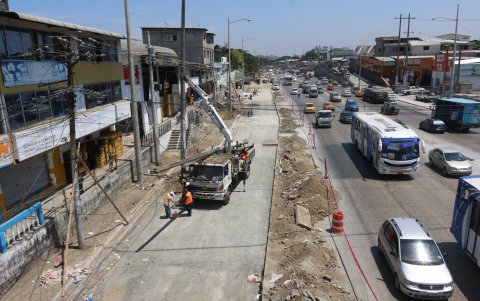Trabajos. En el sitio, hay maquinaria y decenas de trabajadores ejecutando la obra.