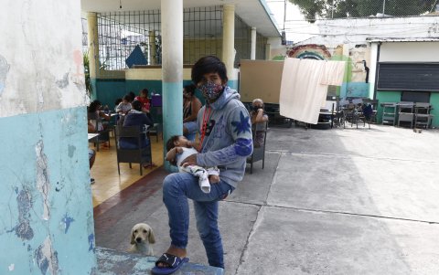 Ayuda. Abraham llegó al albergue con su esposa embarazada de nueve meses. Ahora los tres reciben hospedaje y alimentación