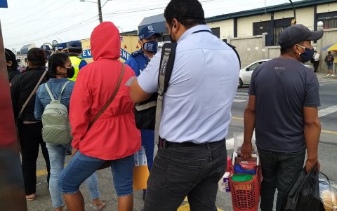 Las esperas se prolongan por falta de unidades en la metrovía.