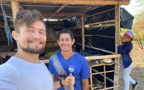 El judoca además de entrenar, ayudó a realizar varios arreglos en la casa de sus familiares. En la foto con dos de sus hermanos.
