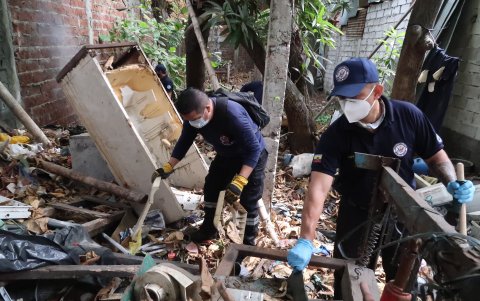Control. Policías, moradores y voluntarios participaron en la minga comunitaria.