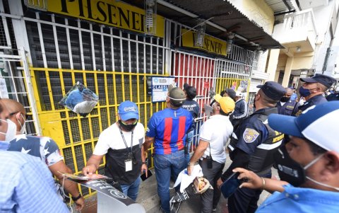 Control. Entre los negocios que fueron clausurados constan tiendas de abarrotes en las que se vendía alcohol.