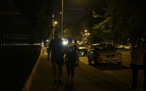 Oscuridad. En los exteriores del Parque Lineal, la iluminación es tan escasa que los peatones caminan y hacen ejercicio bajo un cielo oscuro.