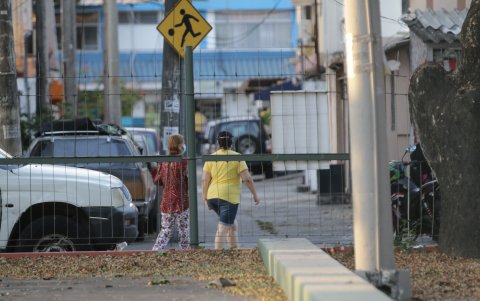 Método. En todas las calles es común ver a los negocios, viviendas y parques enrejados.