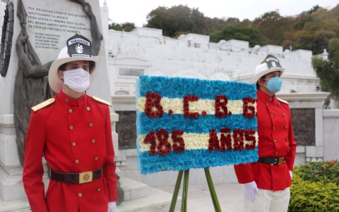 Homenaje. La ofrenda floral fue colocada en los exteriores del mausoleo de Vicente Rocafuerte.