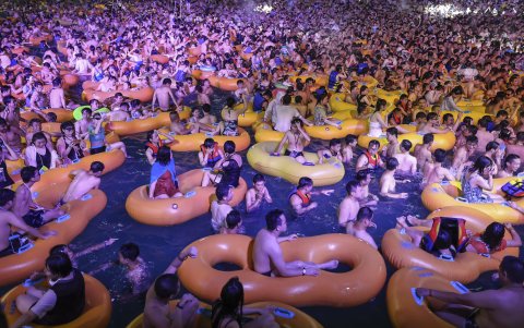 Una piscina luce abarrotada de gente en una polémica fiesta ocurrida en Wuhan, 'cuna' de la pandemia por coronavirus.