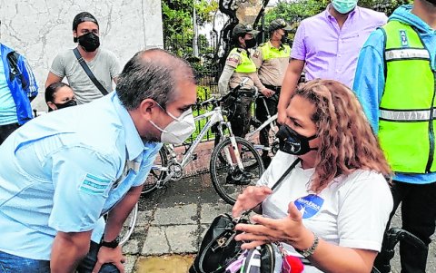 Betzabeth Pilaloa, de Asopléjica, habla con Vicente Taiano, de ATM.