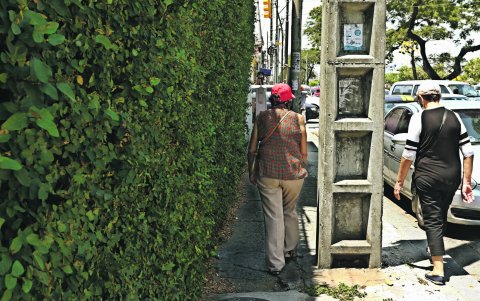 Postes. Las aceras quedan más pequeñas por los postes.