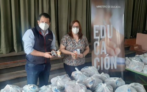 La subsecretaria de Educación de la Zona 8, Alexandra Higgins, y el director distrital Nelson Loor, supervisan la entrega de los alimentos.