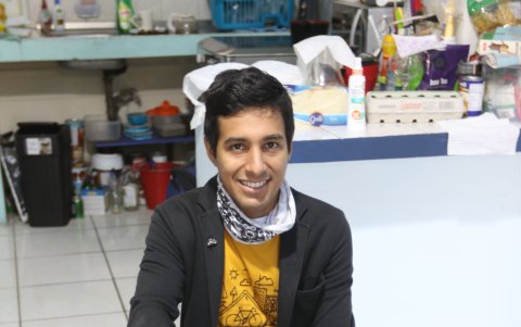 Alberto Hidalgo muestra una de sus bicicletas en su domicilio.