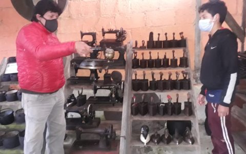 Utensilios. Luis Lara muestra una antigua plancha de la colección de antigüedades, algunas pasan los 100 años.