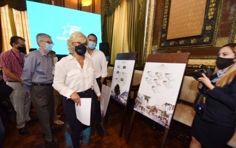 La alcaldesa Cynthia Viteri en la presentación del proyecto del Paseo de las Artes calle Panamá.