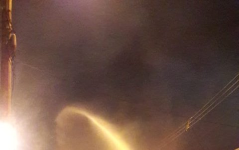 Los bomberos llegaron para apagar el fuego en los predios del Hospital Universitario.