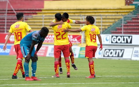 Los jugadores de Aucas festejan la victoria sobre El Nacional en el Gonzalo Pozo