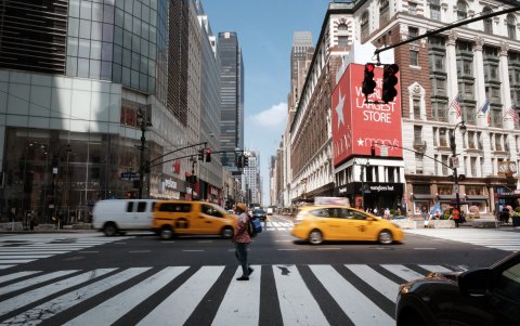 Son pocas las personas que se pueden ver en las calles de Manhattan