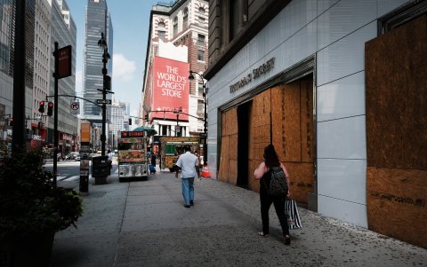 Varias de las grandes tiendas de Manhattan lucen cerradas, incluso varias han tapado sus entradas y mostradores.