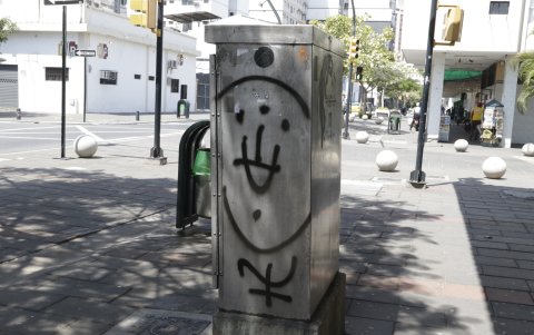 La calle Panamá solitaria a las 11:00 en un miércoles y con grafitis.