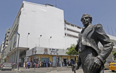 Uno de los edificios donde se va a poner un mural, este está en las calles Panamá y Roca,
