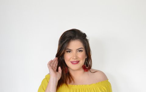 María Eugenia engalana este outfit con unos llamativos aretes largos.