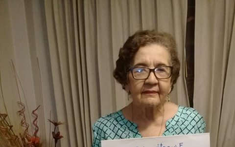 Una de las jubiladas con los carteles como apoyo para el pago de los sueldos de los instructores.