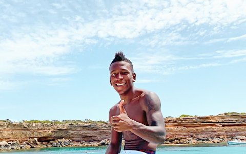 Pervis Estupiñán mientras disfruta de unas merecidas vacaciones.