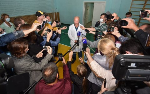 OMSL. Un vocero médico del hospital donde Alexei Navalny recibe atención médica de emergencia, informa a los periodistas sobre el estado actual del líder de la oposición rusa.