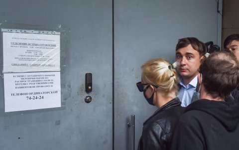 OMSK.La esposa de Alexei Navalny, se mantiene cerca del área donde el político ruso permanecía en estado crítico.