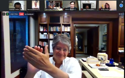 ¿Desprendido? Un gesto para la tribuna vale más que una reforma.