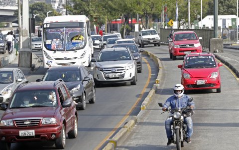 Respiro. Hasta este domingo, los vehículos podrán utilizar el carril de la metrovía.