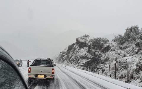 Cae nieve el viernes 21 de agosto en vía Pifo, en Quito hasta la Y de Papallacta, en la provincia de Napo.
