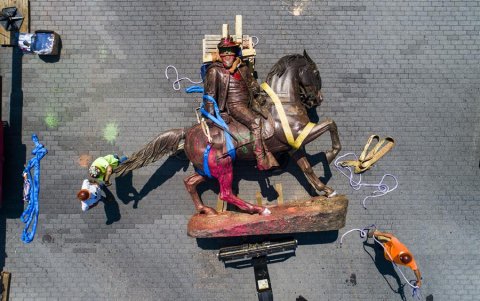 El retiro de una estatua del general confederado JEB Stuart de Monument Avenue en Richmond, Virginia, Estados Unidos, en julio de este año.