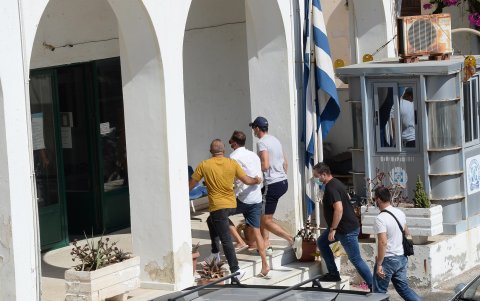 Harry Maguire (con gorra azul) mientras llega a la comisaria de Grecia.