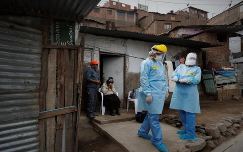 Enfermeros recorren El Agustino, una de las zonas más pobres de Lima, para colocar vacunas contra la gripe y la neumonía a sus vecinos.