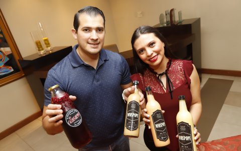 José Luis Castagneto y Carolina Sánchez lanzaron Whispope, que incluye su rompope y sangría.