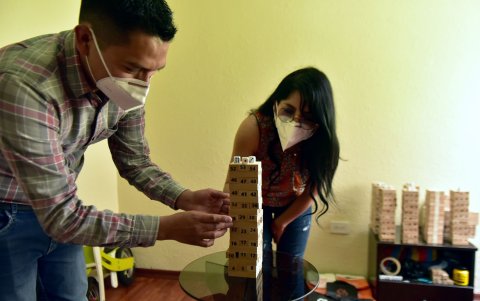 Karen Ramos y Diego Molina elaboran tres juegos en madera para personas de todas las edades.